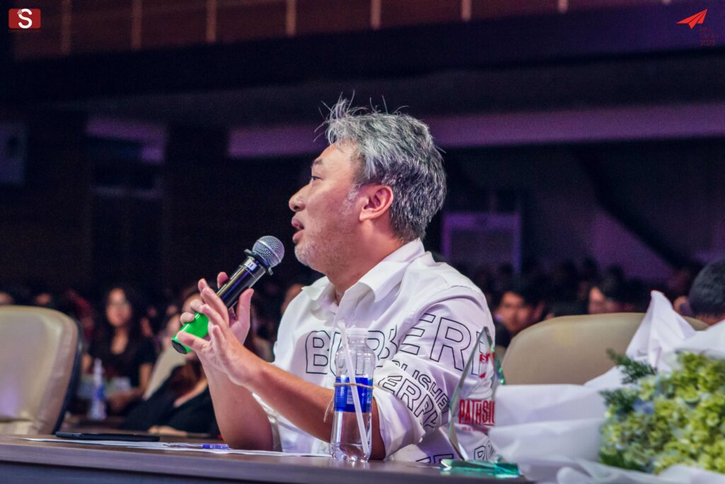 Đạo diễn Nguyễn Quang Dũng góp ý, chia sẻ với các bạn thí sinh nhằm khai thác sâu hơn thông điệp của bài thi